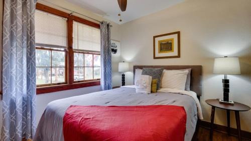 Savannah Casa | Dock & Volleyball! Near Downtown - Golden Getaway