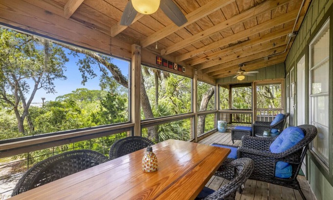 Cedar Key Cabina | Dock * Water View * Screened Deck * 2 Kitchens * Fishing Deck