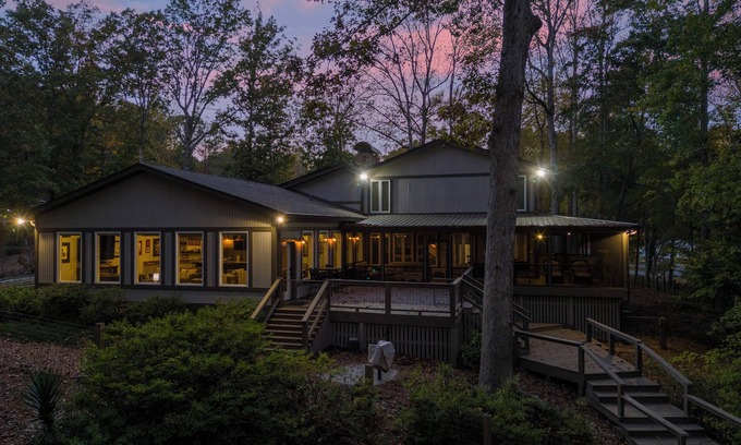Gumlog Casa | Dockside Dawg on Lake Hartwell
