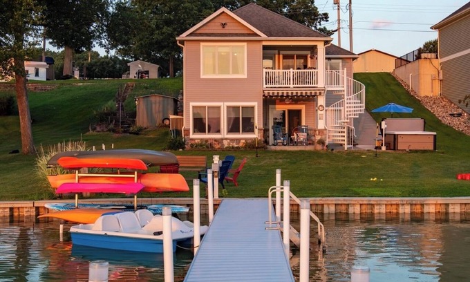 Bristol Casa | Dockside Daze | Lakefront + Hot Tub