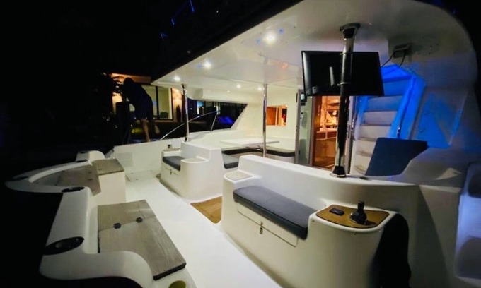 Iona Alquiler De Eote | Dockside Fort Myers luxurious catamaran with three bedrooms amazing experience