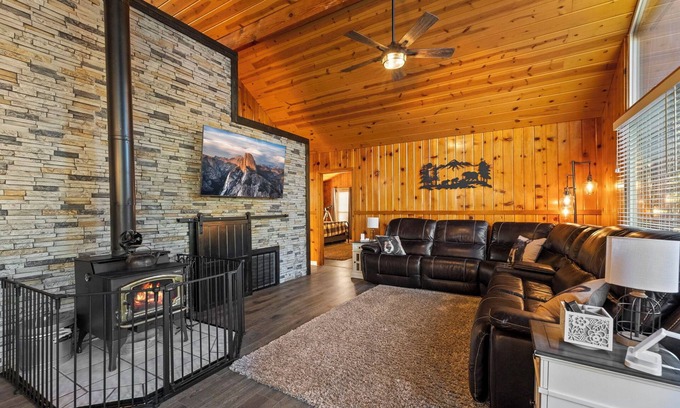 Mi-Wuk Village Cabina | Dodge Ridge Parking Pass~ Pet Friendly ~ Fast WiFi ~ EV Charger & More