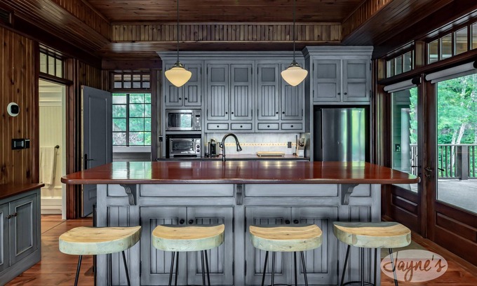Muskoka Lakes Cabaña | Doesn't Get Better! Muskoka Luxury! 7Bdrms, 5Bath, Boathouse! Bunkie!