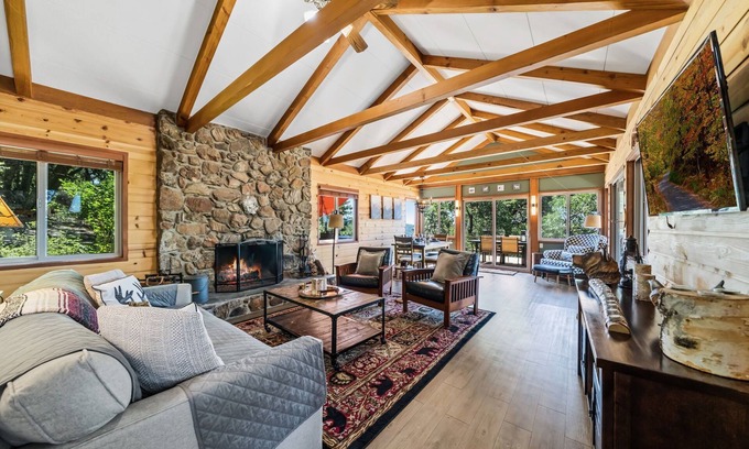 Pine Cove Cabina | Dog Friendly Cabin w/ hot tub & stunning mountain views