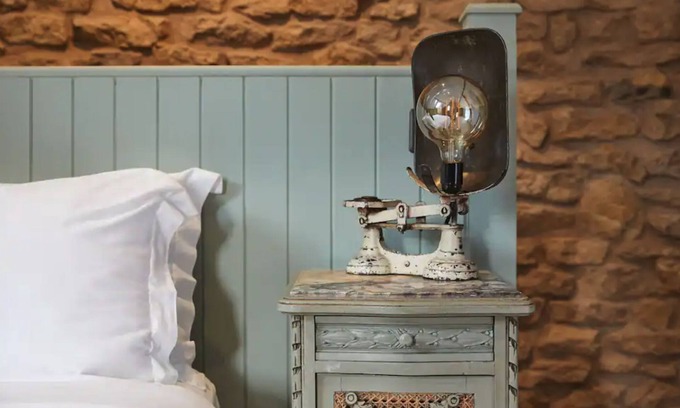 Burythorpe Cabaña | Dog-Friendly 17th-Century Cottage with Private Hot Tub in Yorkshire
