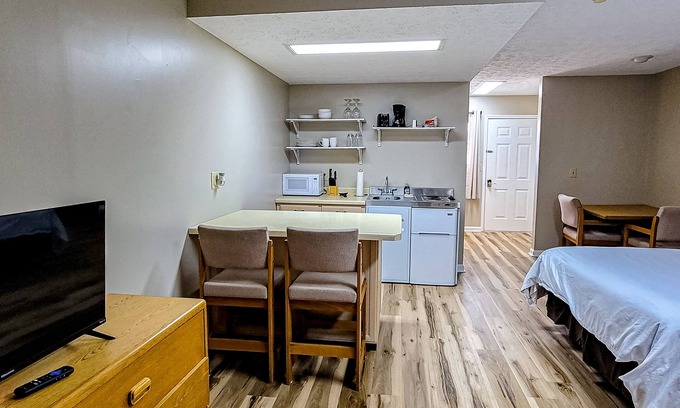 Baneberry Apartamento | Dog-friendly, 1st-floor studio with golf view & gym - stroll to Douglas Lake