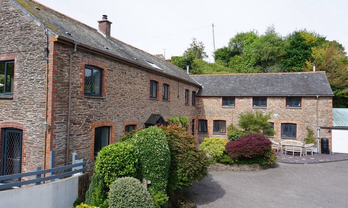 Slapton Casa | Dog friendly 2 bed barn - walking distance to Slapton Sands Beach & Slapton Ley