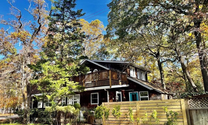 The Pines Casa | Dog-Friendly 6BR Retreat in the Pines – 1st Floor Suite & Screened Porch!