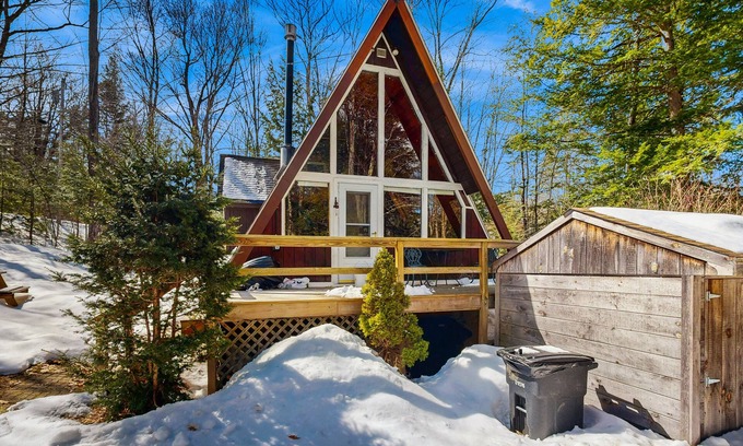 Madison Chalet De Esquí | Dog-friendly A-frame with firepit, fireplace, AC, & kayaks - walk to the beach