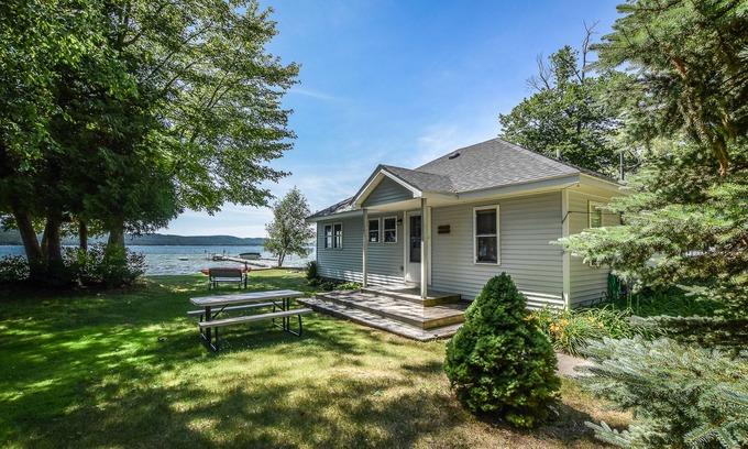 Honor Casa | Dog-friendly and lakefront home with firepit close to restaurants and shops