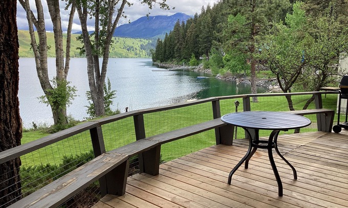 Joseph Cabina | Dog-friendly & attractive lakefront house with water views & washer/dryer