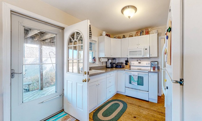 Sagamore Beach Casa | Dog-friendly bay view cottage with a furnished porch, washer/dryer, & roof deck