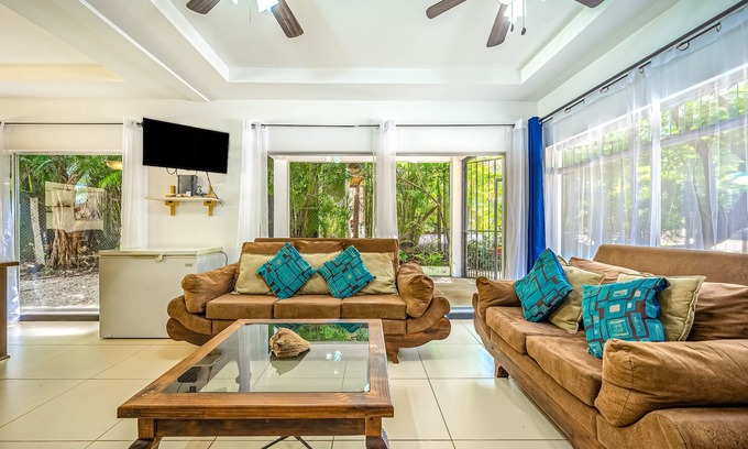 Puerto Carrillo Casa | ¡NUEVO LISTADO! Hermosa casa de playa que admite perros, con piscina privada y sala de televisión.