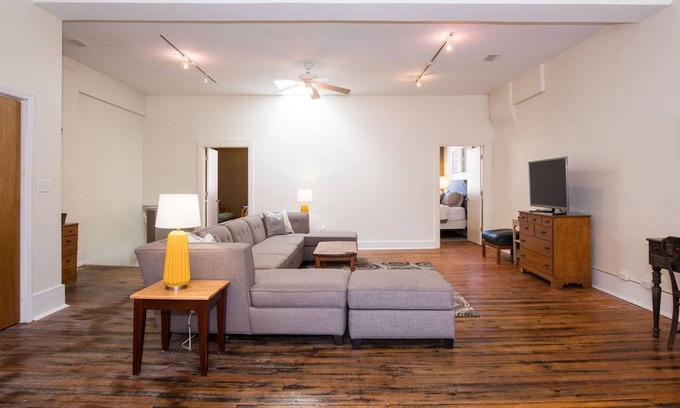 Historic Montford Apartamento | Dog-friendly Broadway Loft