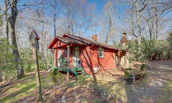 Burnsville Cabina | Dog-Friendly Burnsville Cabin Rental Near Hiking!