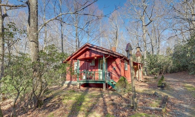 Burnsville Cabaña | Dog-friendly Burnsville Cabin Rental Near Hiking!
