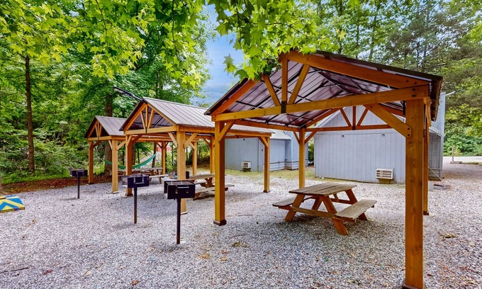 Sautee Nacoochee Cabaña | Dog-friendly, cozy cottage retreat w/peaceful surroundings & mountain views