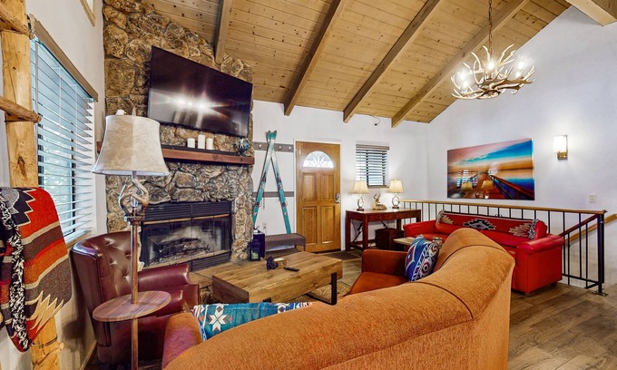 Arrowhead Villas Cabina | Dog-friendly cabin with two decks, fireplace, & gas grill - quiet location