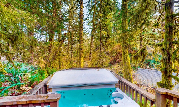 Brookings Cabina | Dog-friendly cabin near beach with private hot tub, grill, patio, streaming, AC