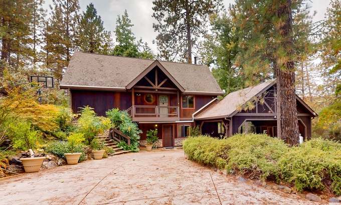 Applegate Casa | Dog-friendly cabin on a working goat farm with private deck, firepit & fireplace