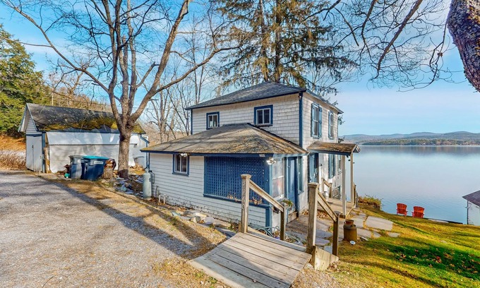 Fair Haven Cabina | Dog-friendly cabin on the water with a sunroom, firepit, & full kitchen