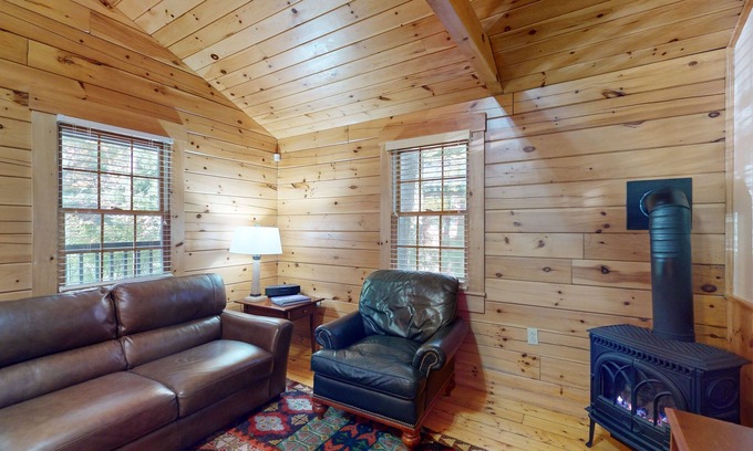 Northport Cabina | Dog-friendly cabin retreat with kitchen, firepit, hiking & outdoor fun