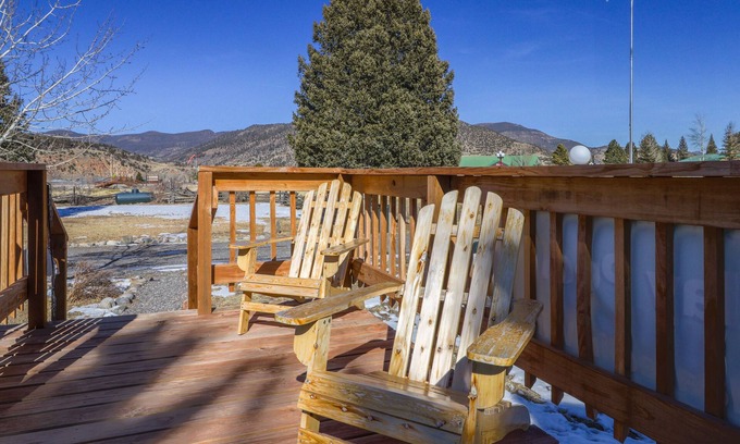 South Fork Cabina | Cabina amigable para perros con jacuzzis compartidos, a pie de restaurantes y tiendas: ¡diversión todo el año!