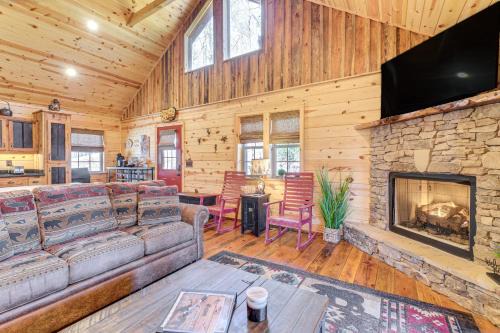 Murphy Casa | Dog-Friendly Cabin with Fire Pit and Hot Tub!