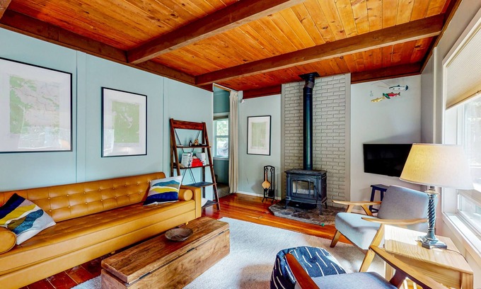 Warnick Cabina | Dog-friendly cabin with decks, bunk room, washer/dryer, grill, & central AC