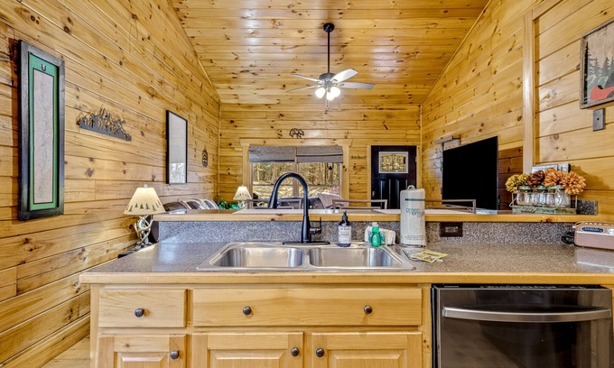 Jasper Cabina | Dog-friendly cabin with hot tub, central AC, fireplace, gas grill & firepit