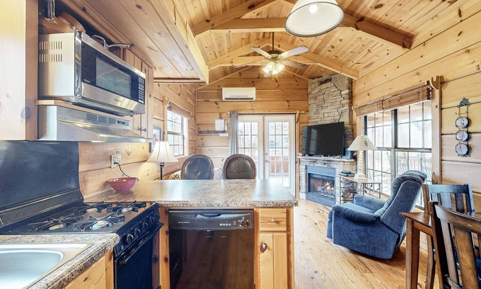 Altamont Cabina | Dog-friendly cabin with hot tub, near Linville Falls & Blue Ridge Parkway