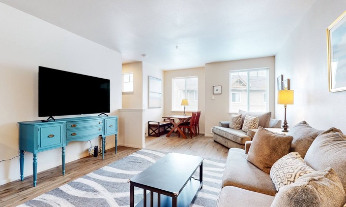 Florence Casa | Dog-friendly condo with river views, private W/D, full kitchen, & great location