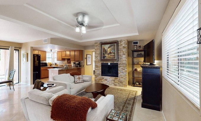 Tucson Condominio | Condominio amigable para perros y remodelado con piscina compartida, jacuzzi y tenis