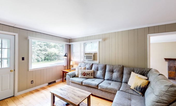 North Creek Casa | Dog-friendly cottage with a wood stove, washer/dryer, firepit, & large yard