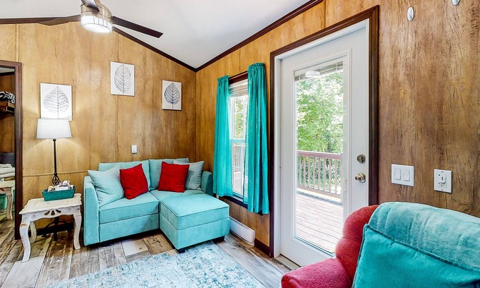Vilas Casa | Dog-friendly cottage in the mountains with a spacious deck, grill, firepit, & AC