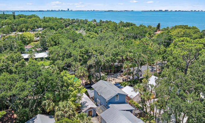 Indian Beach Sapphire Shores Cabaña | Dog-Friendly, Cozy Cottage, Private Patio, Walk to Bay, Near Downtown