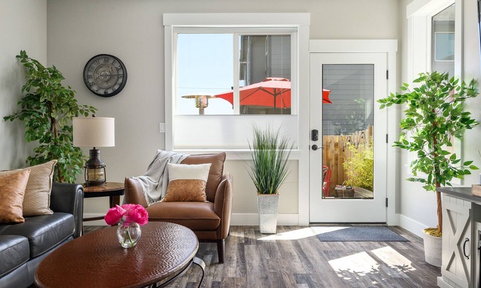 Carlton Casa | Dog-Friendly Downtown Carlton Townhouse #4, Steps to Tasting, Dining, Shops, BBQ