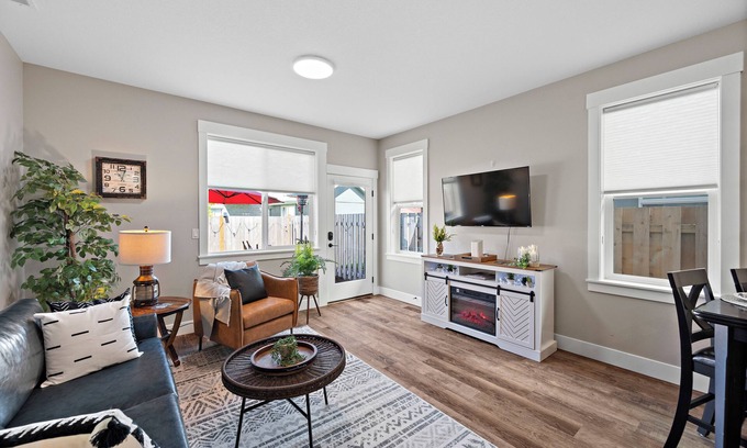 Carlton Casa | Dog-Friendly Downtown Carlton Townhouse #6, Steps to Tasting, Dining, Shops, BBQ