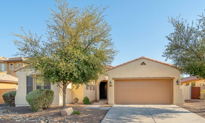 Fox Crossing Casa | Dog-friendly elegant home with classic finishes, enclosed yard & grill