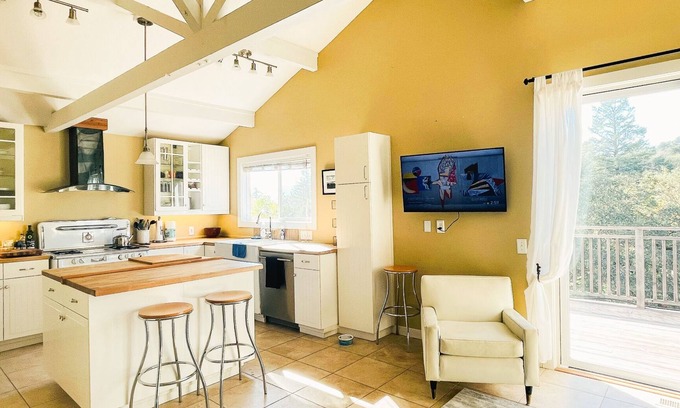 Fetters Hot Springs-Agua Caliente Casa | Dog Friendly! Fabulous Kitchen & Large Deck w/ Scenic Views