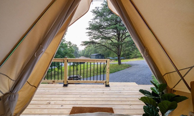 Great Cacapon Alquiler De RV | Dog Friendly Glamping for Two in Wooded Area