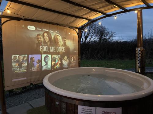 Dwyran Casa | Dog Friendly Glamping Pods with Hot Tubs