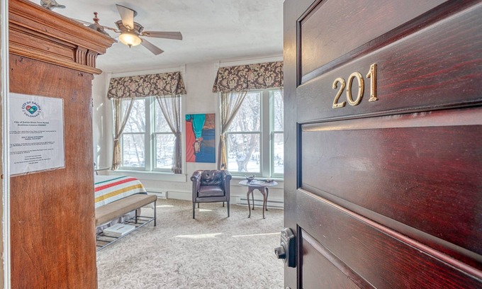 Salida Condominio | Dog Friendly- Historic Palace Hotel- Suite 201