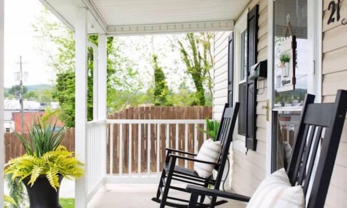 Bristol Casa | Dog friendly home - large backyard - gas fire pit - 5 mins to downtown or casino