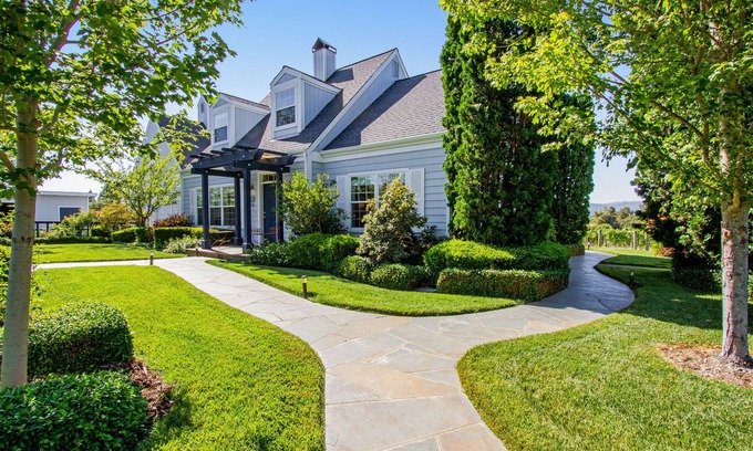 Healdsburg Casa | Dog-friendly home on 10 acres w/private hot tub, English garden, patio