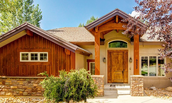 Summit Park Casa | Dog-friendly home on golf course with 3 gas fireplaces, pool table & 2 kitchens