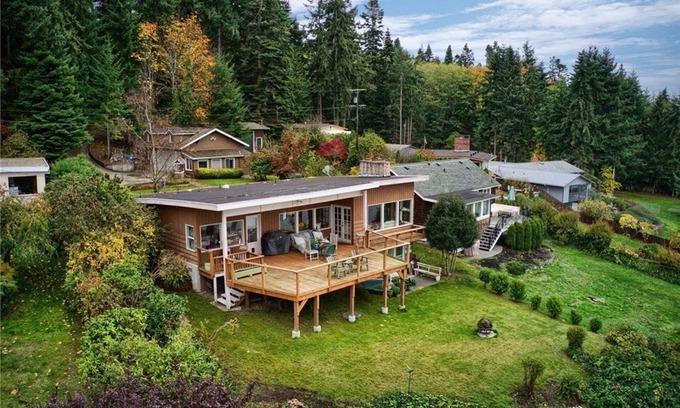 Camano Island Casa | ¡Casa para perros con impresionantes vistas a la bahía, estufa de leña y hoguera al aire libre!