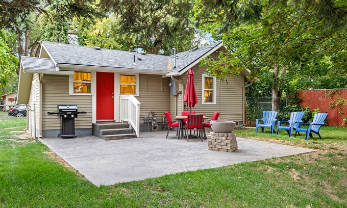 Coeur d'Alene Cabaña | ¡NUEVO LISTADO! Casa amigable para perros en el corazón de la ciudad - a pie de lago y golf