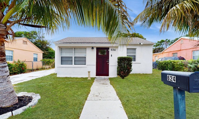 Riviera Beach Casa | Dog friendly home with Wifi, fully equipped kitchen & patio