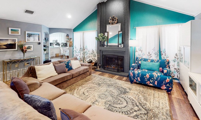 North Central Carrollton Casa | Dog-Friendly Home w/Free WiFi, Central A/C, Large Enclosed Backyard, & Gas Grill